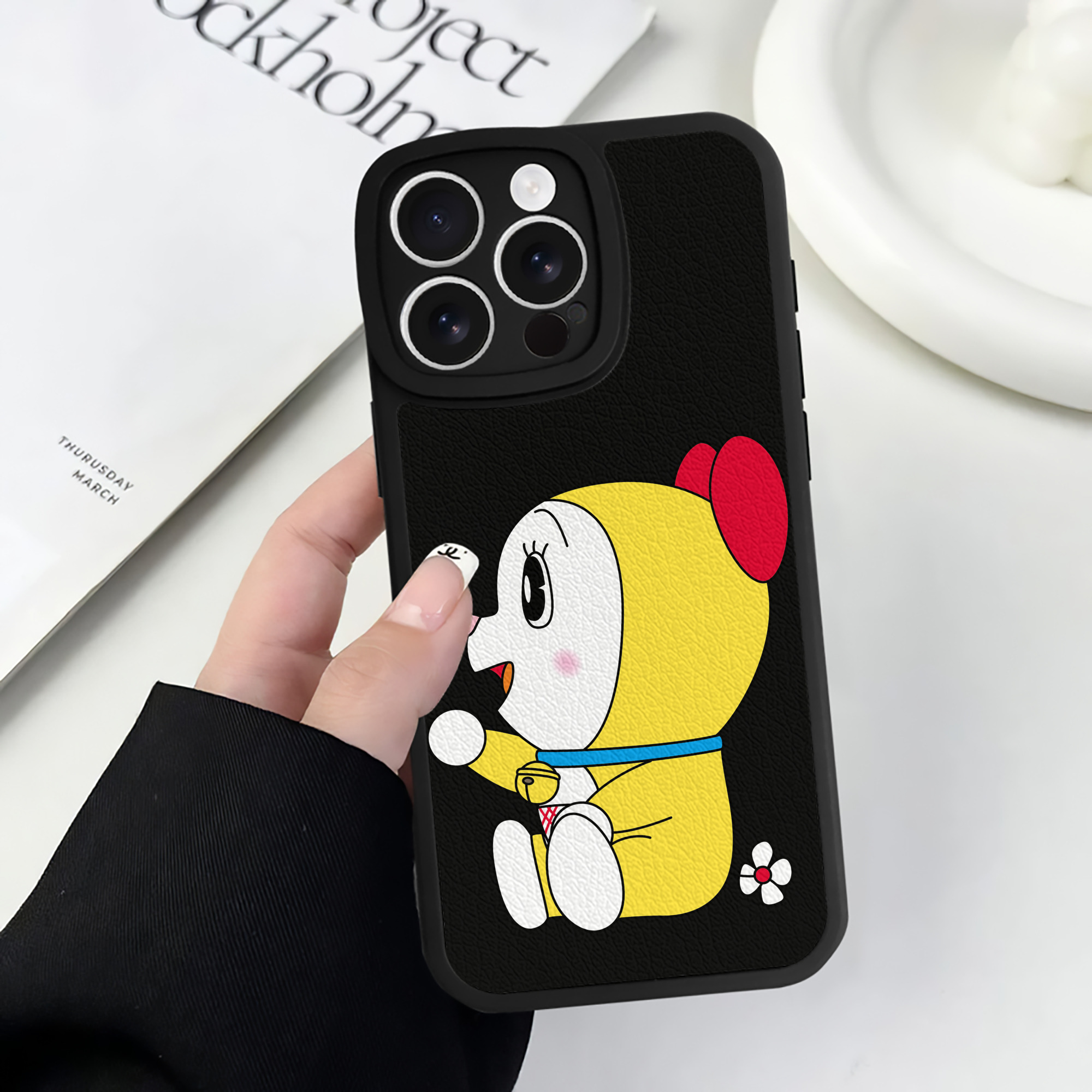（画像用） ドラえもん ドラミ Doraemon Dorami 【iPhone 16シリーズ対応】シリコンスマホケース（レザー調） 材質：シリコン
